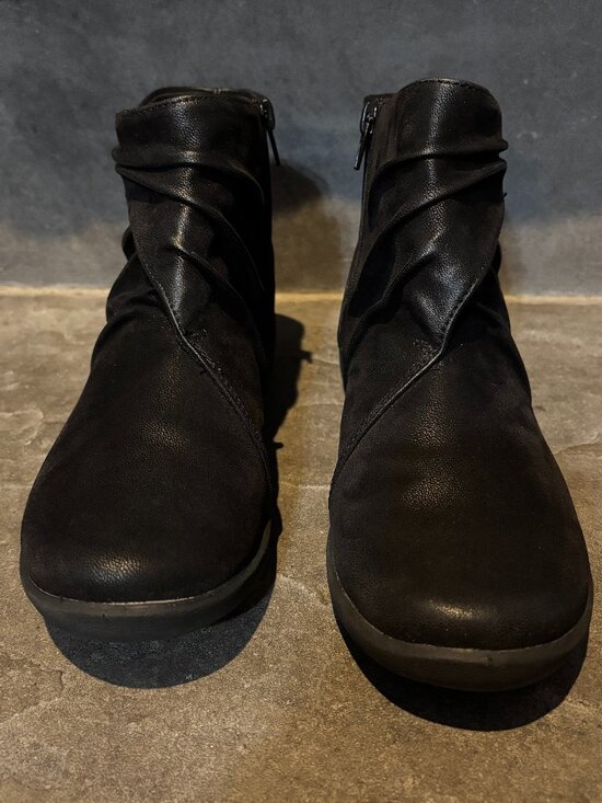 Clarks Cloudsteppers Women’s 7 Black Ankle Boots Soft Cushion Zip Comfort Shoes - Picture 3 of 13